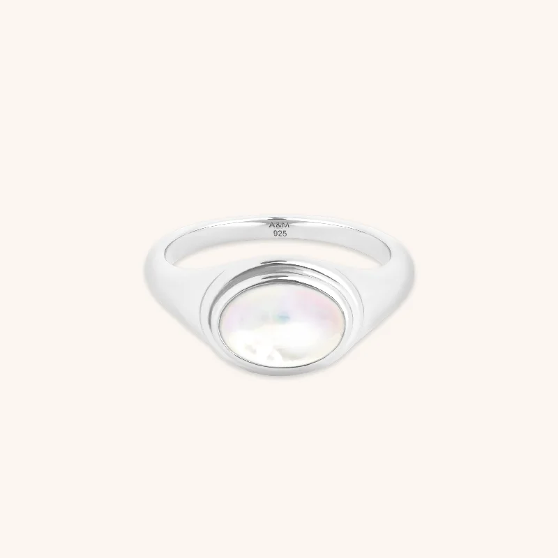 Seasonal Jewelry Deals – Elevate Your Style Mother of Pearl Cocktail Ring in Silver